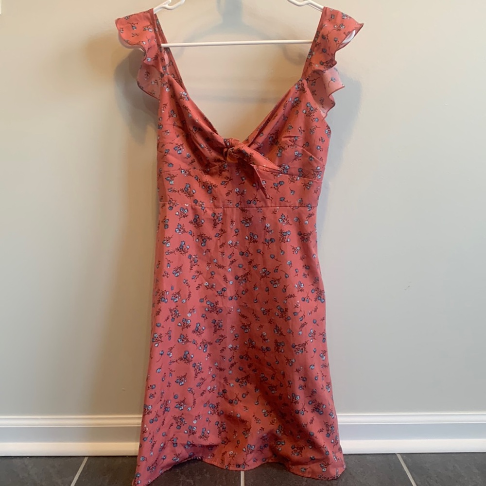 Above the knee floral dress, adjustable tie knot in front, zip up in back